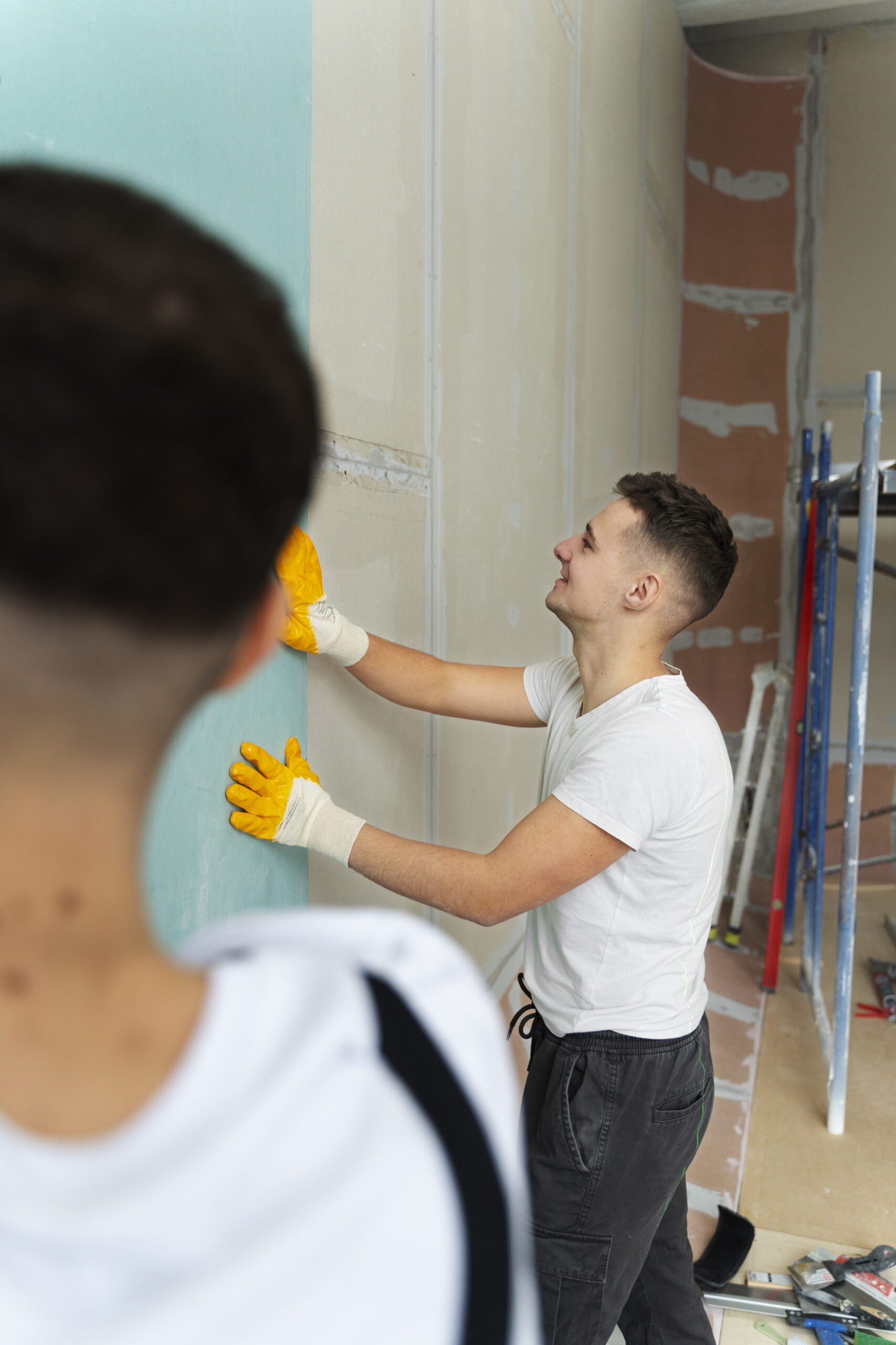 bauleute-arbeiten-zusammen-scaled.jpg
