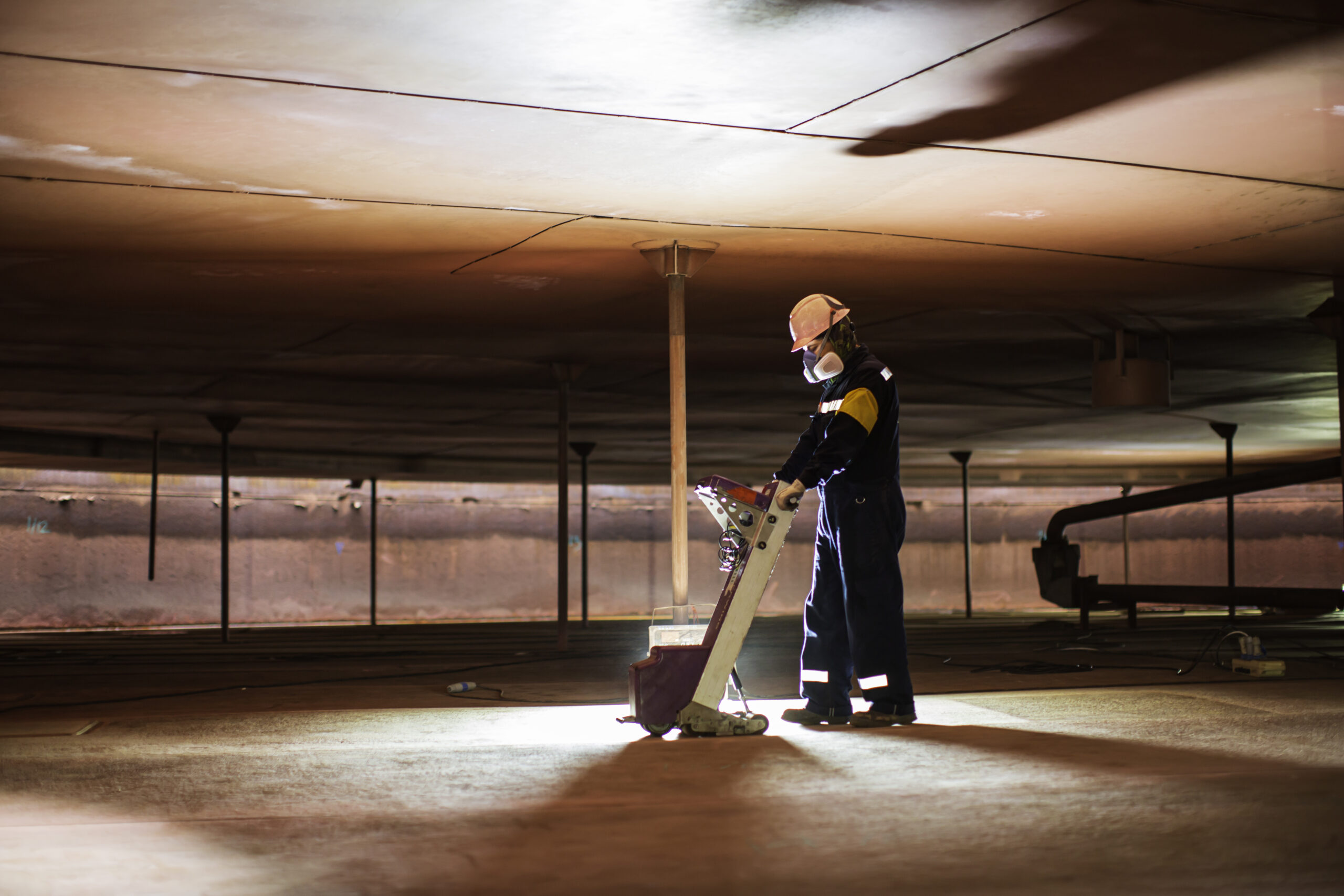 Male worker inspection floor scan tank external floating of rust wall lose thickness bottom plate in to confined